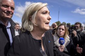 FRANÇA: LE PEN APARECE DE SURPRESA EM FÁBRICA VISITADA POR MACRON