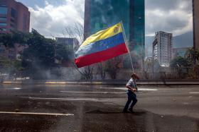 JOVEM MANIFESTANTE MORREU AO SER ATINGIDO POR BOMBA DE GÁS LACRIMOGÉNEO NA VENEZUELA
