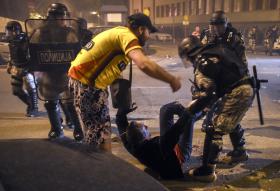 CONFRONTOS APÓS INVASÃO DO PARLAMENTO DA MACEDÓNIA FIZERAM 77 FERIDOS