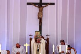 PAPA REPUDIA EXTREMISMO EM MISSA COM MINORIA CATÓLICA EGÍPCIA
