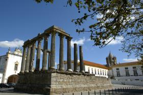 “LIVROS À RUA” JUNTA UMA DEZENA DE LIVRARIAS NO CENTRO HISTÓRICO DE ÉVORA