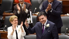 O ministro das Finanças do Ontário, Charles Sousa, apresenta o orçamento de 2017 para o Ontário, ao lado da primeira-ministra Kathleen Wynne, no Queen's Park, em Toronto, na quinta-feira, 27 de abril de 2017. (THE CANADIAN PRESS / Nathan Denette)
