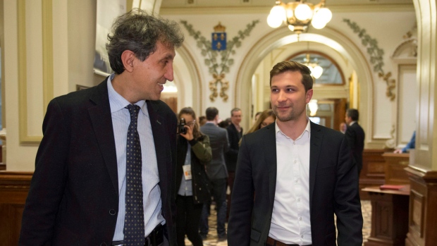 O membro da Assembleia Nacional (MNA) do Quebec Solidaire, Amir Khadir, e o candidato Gabriel Nadeau-Dubois. (THE CANADIAN PRESS/Jacques Boissinot)