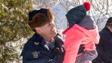 Membros de uma família são ajudados a entrar no Canadá por oficiais da RCMP, ao longo da fronteira EUA-Canadá - 17 de fevereiro de 2017. THE CANADIAN PRESS/Paul Chiasson