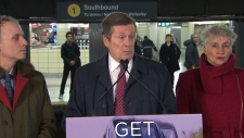 O presidente de Toronto, John Tory, fala aos jornalistas na Estação Bloor-Yonge sobre a necessidade de financiamento provincial para mais uma linha do metro no centro da cidade.