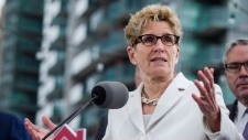 A primeira-ministra do Ontário, Kathleen Wynne, fala sobre o «Fair Housing Plan» do Ontário, durante uma conferência de imprensa em Toronto - 20 de abril de 2017. THE CANADIAN PRESS / Christopher Katsarov