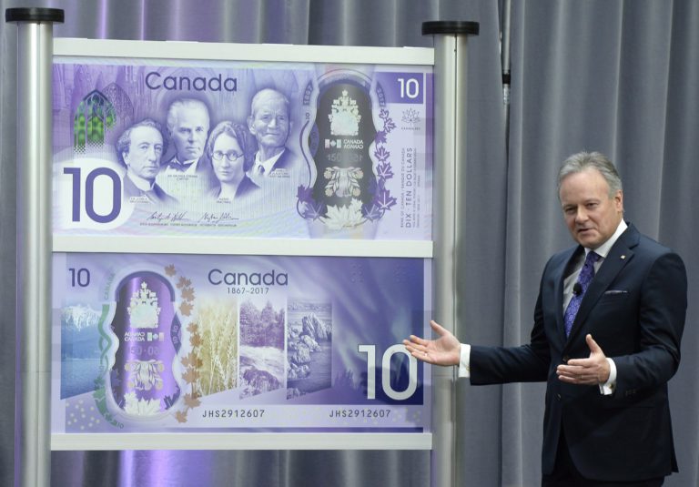 O governador do Banco do Canadá, Stephen Poloz, durante a apresentação da nota de banco comemorativa do 150º aniversário do Canadá, em Otava, na sexta-feira, 7 de abril de 2017. THE CANADIAN PRESS / Justin Tang