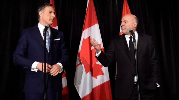 Kevin O'Leary está a desistir da corrida pela liderança do partido Conservador e está agora a apoiar o seu oponente Maxime Bernier, do Québec. (Nathan Denette / Canadian Press)