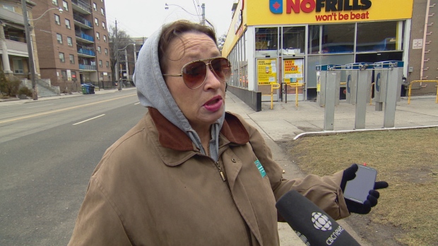 A residente de Parkdale, Deanna Miron, diz que muitos dos edifícios residenciais em torno do No Frills são o lar de idosos e pessoas com deficiência que agora têm de percorrer uma maior distância para comprar as mercearias. (OLIVER WALTERS / CBC)
