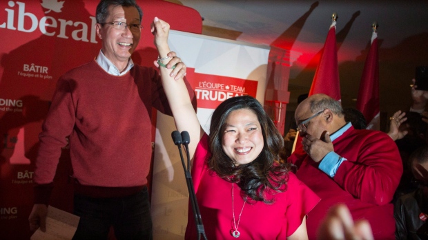 A candidata liberal Mary Ng festeja no pódio em Markham, na noite de segunda-feira, depois de vencer a eleição intercalar federal em Markham-Thornhill. (Chris Young/The Canadian Press)
