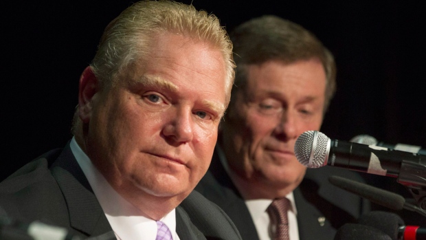 Doug Ford senta-se ao lado de John Tory, durante um debate em Toronto - 23 de setembro de 2014. (Chris Young/ THE CANADIAN PRESS)