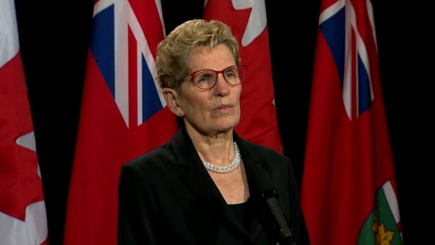 A primeira-ministra Kathleen Wynne fala aos jornalistas no dia 4 dA primeira-ministra Kathleen Wynne fala aos jornalistas no dia 4 de abril de 2017e abril de 2017