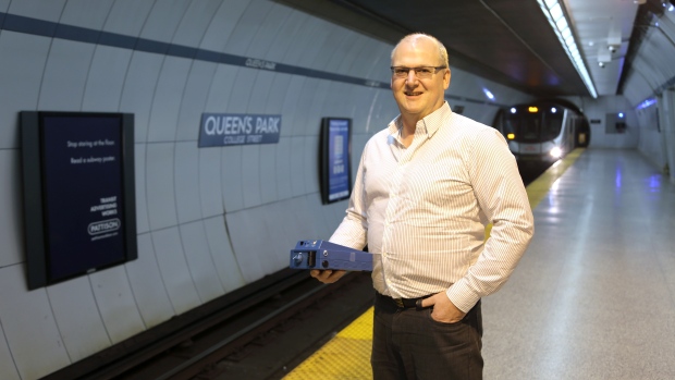 Greg Evans, professor de engenharia da Universidade de Toronto, investigou a poluição do ar nas linhas de metro da cidade e descobriu que era o mais alto de qualquer dos três principais sistemas de transporte público do Canadá. (Tyler Irving)