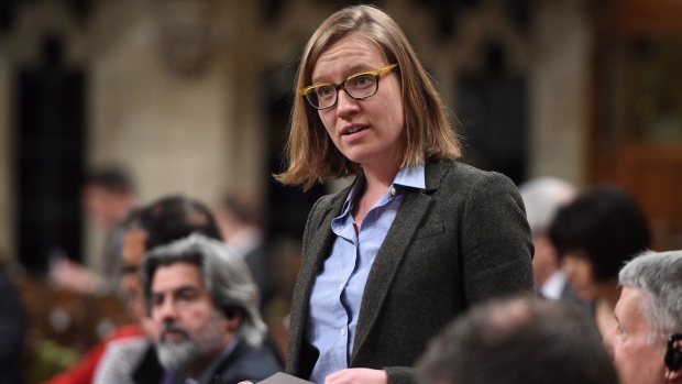 A ministra das Instituições Democráticas Karina Gould diz que o governo Liberal não vai procurar a votação obrigatória ou online. (The Canadian Press / Sean Kilpatrick)