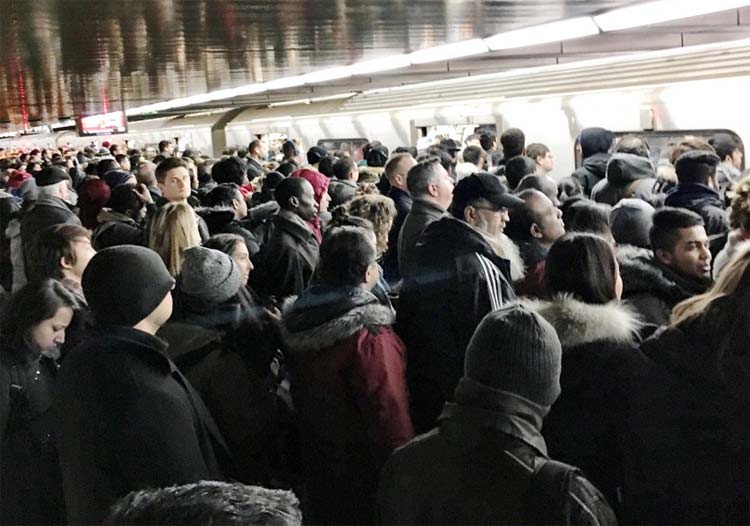 Uma enorme aglomeração de pessoas na plataforma da linha de metro Yonge-Bloor, após uma série de interrupções do serviço da TTC, nesta foto de 9 de fevereiro de 2016. TWITTER