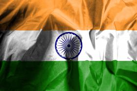 AUTOCARRO CAI EM DESFILADEIRO E FAZ PELO MENOS 13 MORTOS NA ÍNDIA