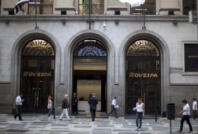 MERCADO BOLSISTA BRASILEIRO VOLTA A NEGOCIAR, MAS CONTINUA EM FORTE QUEDA