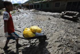 DOIS MORTOS E 30 MIL DESLOCADOS DEVIDO A FORTES CHUVAS NO ESTADO BRASILEIRO DE PERNAMBUCO