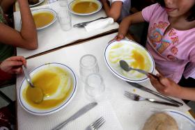 GREVE NAS CANTINAS ESCOLARES PODE ENCERRAR MUITAS ESCOLAS NA 2ªFEIRA