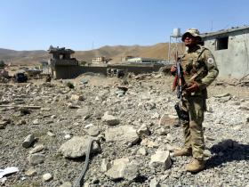 MAIS DE 30 MORTOS, INCLUINDO 10 POLÍCIAS E 10 TALIBÃS, NO AFEGANISTÃO EM 24 HORAS