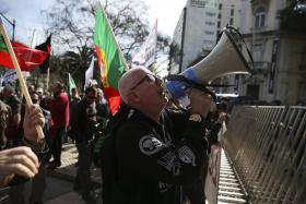 MAIS DE 1.900 CLIENTES LESADOS DO PAPEL COMERCIAL DO BES ACEITARAM SOLUÇÃO