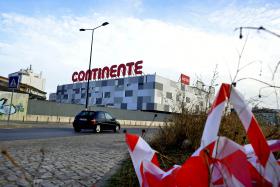 MILHARES DE TABALHADORES DO COMÉRCIO E SERVIÇOS ADERIRAM À GREVE DESTE FERIADO