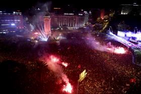 PRAÇA DO MARQUÊS DE POMBAL ABRE-SE À FESTA DOS ADEPTOS DO BENFICA