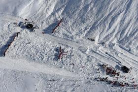 AVALANCHE NOS ALPES FRANCESES FAZ TRÊS MORTOS — AUTORIDADES