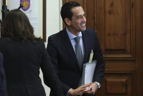 PEDRO PROENÇA PREPARADO PARA ENTREGAR O TROFÉU DE CAMPEÃO DA I LIGA