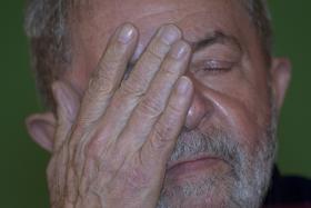 JUIZ BRASILEIRO SUSPENDE ATIVIDADES DO INSTITUTO LULA
