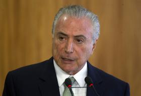 PRESIDENTE BRASILEIRO PROMETE COOPERAÇÃO DO BRASIL A MACRON