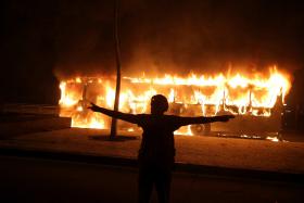 HOMENS MASCARADOS INCENDEIAM AUTOCARROS NA CIDADE DO RIO DE JANEIRO