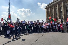 EMIGRANTES LESADOS DO BES VOLTAM A PROTESTAR EM PARIS PORQUE “PARAR É MORRER”