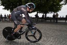 CHRIS FROOME DERRUBADO POR CARRO ENQUANTO TREINAVA