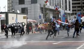 POLÍCIA USA GÁS LACRIMOGÉNEO PARA DISPERSAR MANIFESTANTES EM ISTAMBUL