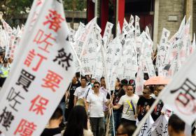 MAIS DE 2.500 PESSOAS EM PROTESTOS NAS RUAS DE MACAU