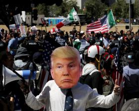 1.º DE MAIO: DEZENAS DE MILHARES PROTESTARAM NOS EUA PELOS IMIGRANTES, CONTRA TRUMP