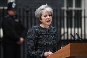 THERESA MAY “FELICITA CALOROSAMENTE” MACRON PELA VITÓRIA PRESIDENCIAL