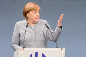 ELEIÇÃO DE MACRON É “VITÓRIA PARA EUROPA FORTE E UNIDA” — PORTA-VOZ DE MERKEL