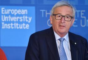 JUNCKER DIZ QUE FRANÇA GASTA DEMASIADO, MAS PEDE TEMPO PARA REFORMAS DE MACRON