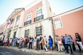 LONGA FILA NA EMBAIXADA FRANCESA EM LISBOA PARA VOTAR NAS ELEIÇÕES PRESIDENCIAIS FRANCESAS