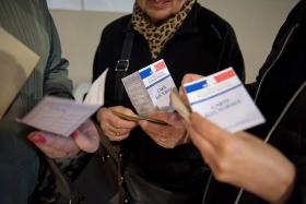 AFLUÊNCIA ÀS URNAS FRANCESAS A MEIO DA TARDE NOS 65,3%, MENOS QUE NA 1.ª VOLTA
