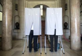 EXPECTATIVAS DE FORTE PARTICIPAÇÃO NAS ELEIÇÕES PRESIDENCIAIS FRANCESAS EM MESA DE VOTO PRESIDIDA POR PORTUGUÊS