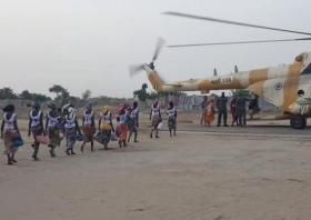 JOVENS LIBERTADAS PELOS EXTREMISTAS DO BOKO HARAM REENCONTRAM-SE COM AS FAMÍLIAS