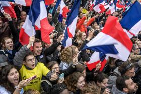 APOIANTES DE MACRON EUFÓRICOS FESTEJAM VITÓRIA