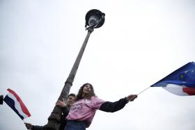 FRANÇA/ELEIÇÕES: IMPRENSA FRANCESA DESTACA VITÓRIA DE MACRON, O JOVEM PRESIDENTE