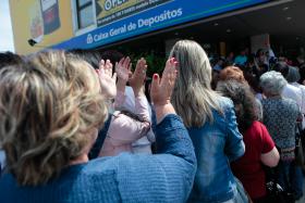 HABITANTES DE ALMEIDA CONCENTRADOS JUNTO DAS INSTALAÇÕES DO BALCÃO DA CGD DE VILAR FORMOSO
