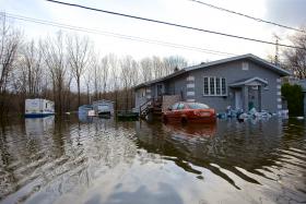 CERCA DE TRÊS MIL PESSOAS RETIRADAS DE CASA NO CANADÁ DEVIDO A CHEIAS