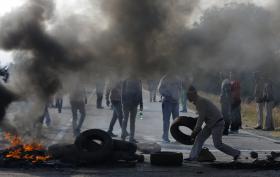 PROTESTOS VIOLENTOS EM JOANESBURGO PELO SEGUNDO DIA CONSECUTIVO