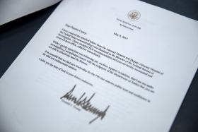 SENADORES DEMOCRATAS CLASSIFICAM DEMISSÃO CHEFE DO FBI POR TRUMP COMO GRAVE ERRO